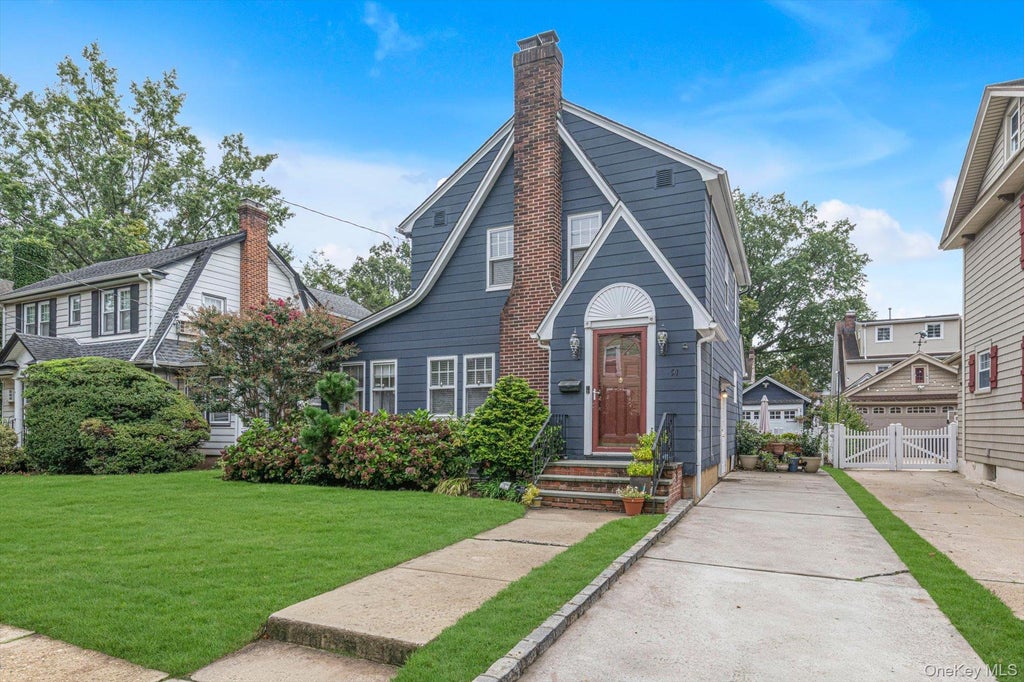 Photo of 91 Geranium Avenue, Floral Park, NY 11001 (MLS # 1056059)