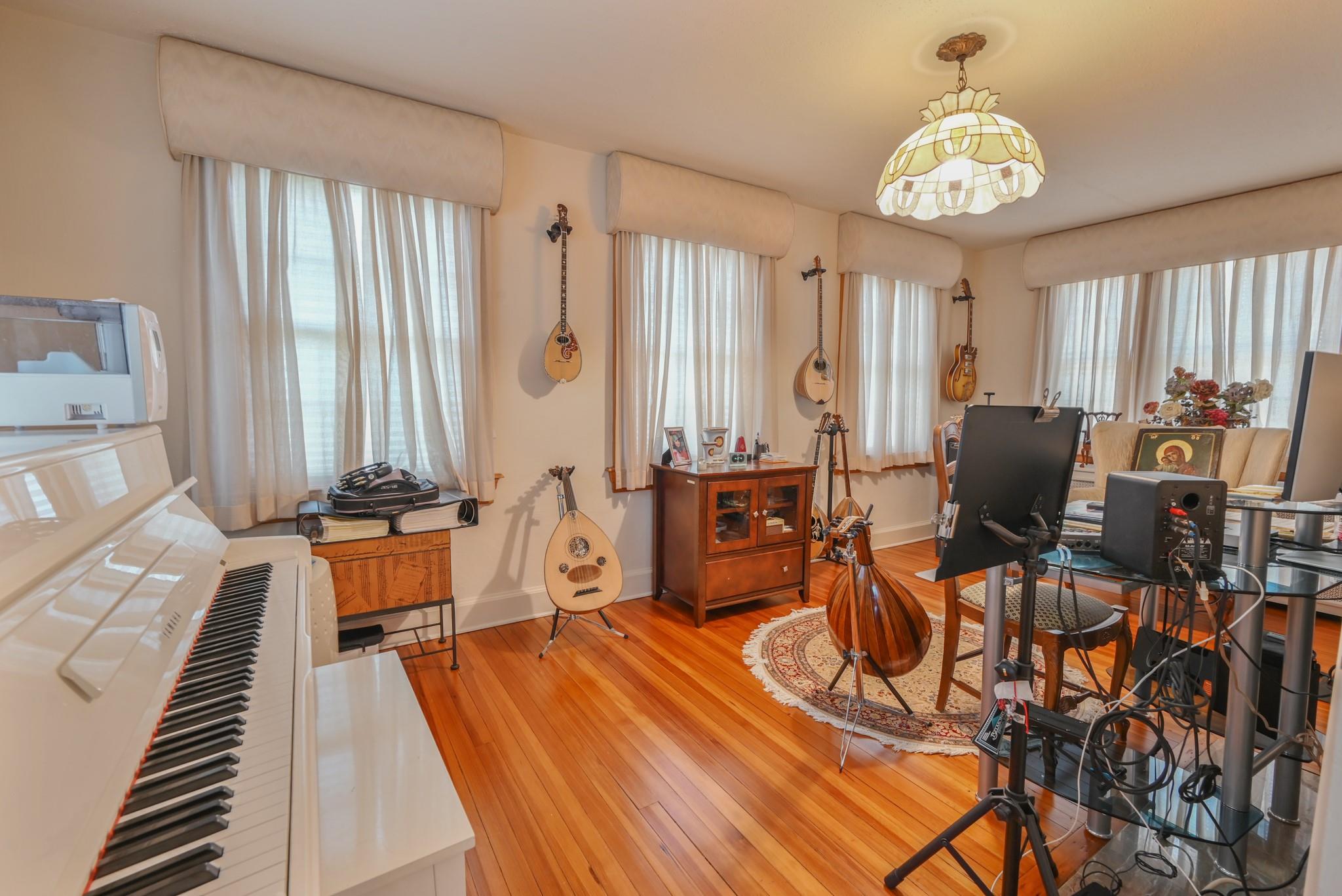 52-22 Browvale Lane, Little Neck, New York image 15