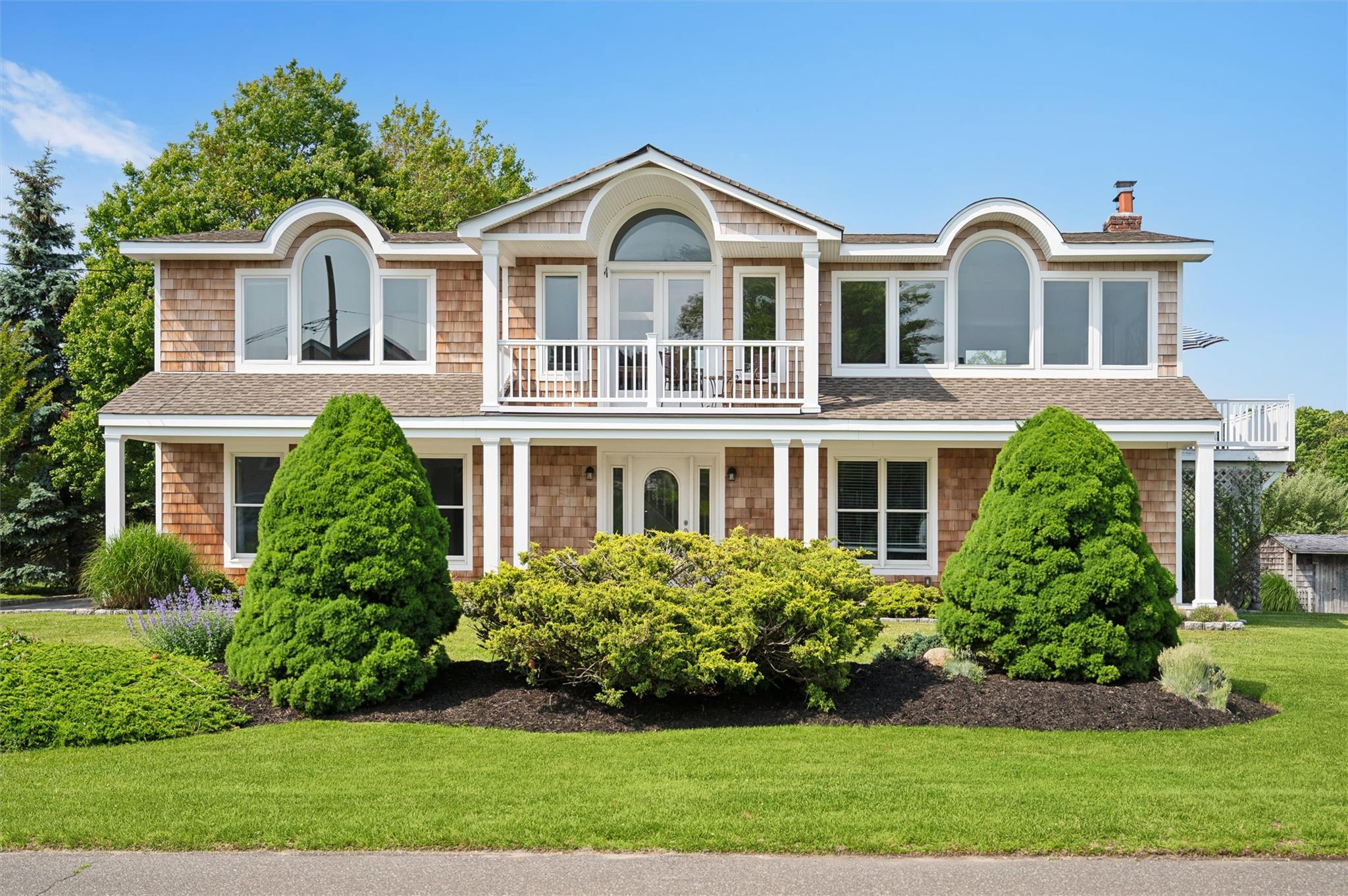 Sedgemere Road, Center Moriches, Hamptons, NY - 4 Bedrooms  
2 Bathrooms - 