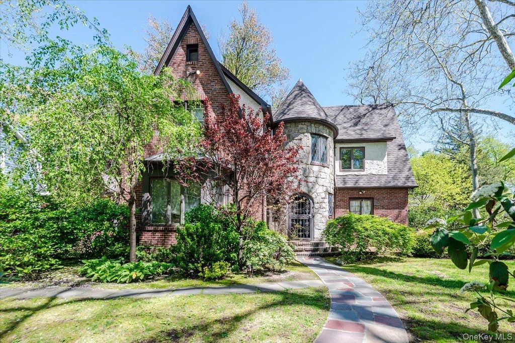 Photo of 9 South Drive, Great Neck, NY 11021 (MLS # 991795)