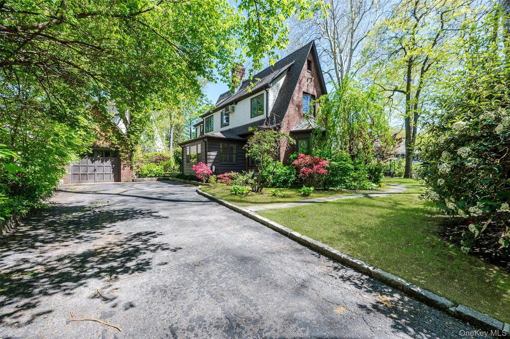 Photo of 9 South Drive, Great Neck, NY 11021 (MLS # 991795)