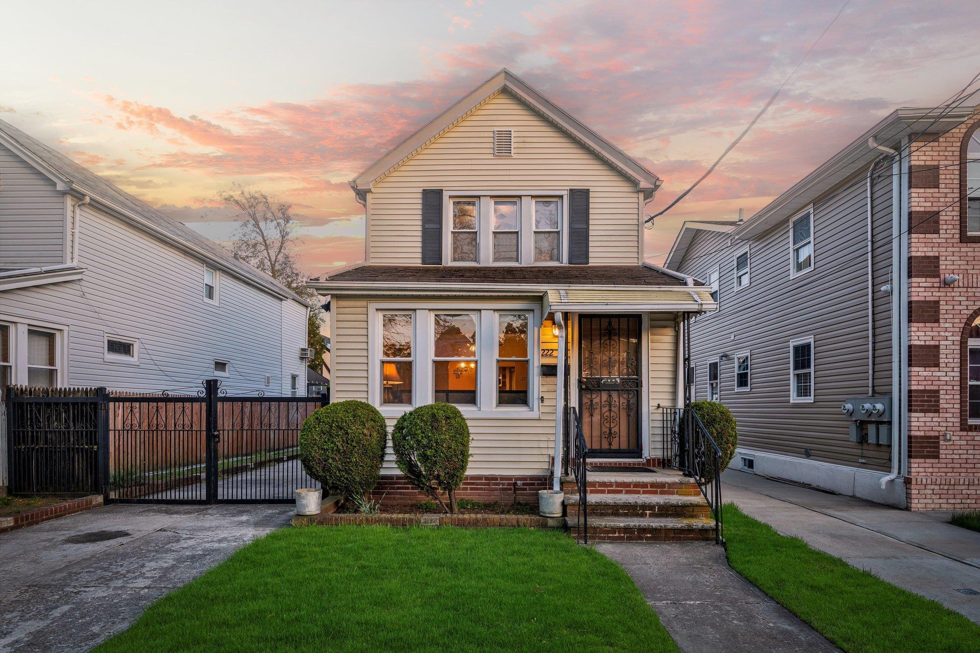 Fairbury Avenue, Queens Village, Queens, NY - 2 Bedrooms  
2 Bathrooms  
6 Rooms - 