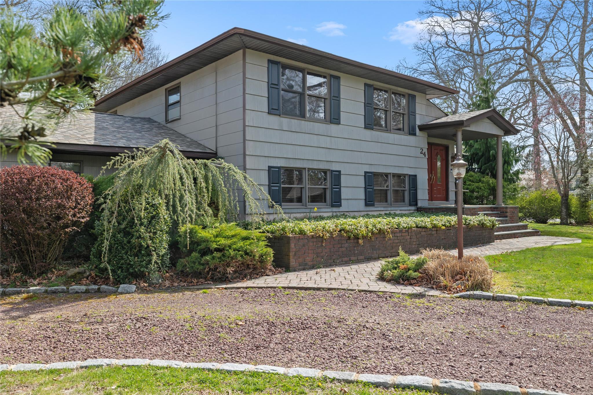 24 Brushwood Court, East Islip, New York image 1