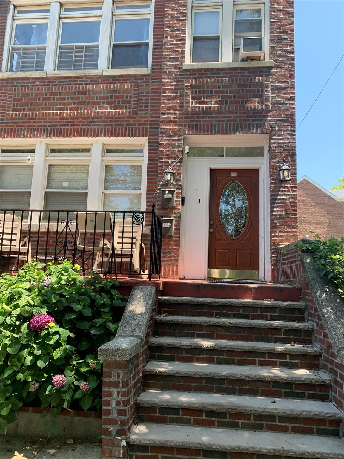 1626 Mayflower Avenue