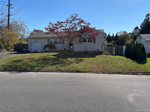 Photo of 486 Ontario Street, Ronkonkoma, NY 11779 (MLS # 930867) Photo of 486 Ontario Street, Ronkonkoma, NY 11779 (MLS # 930867)