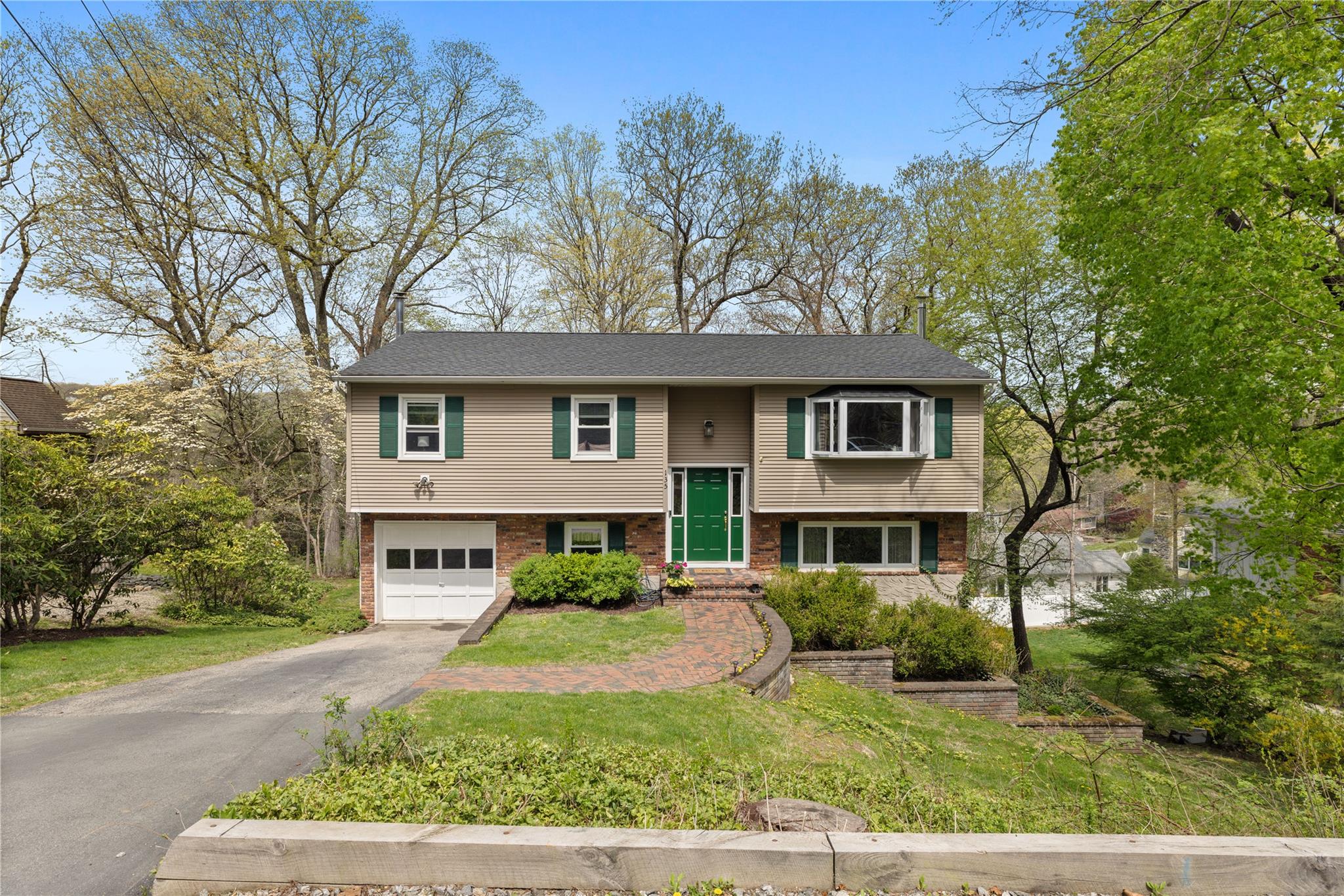 Stanwood Road, Bedford Corners, New York - 4 Bedrooms  
4 Bathrooms  
10 Rooms - 