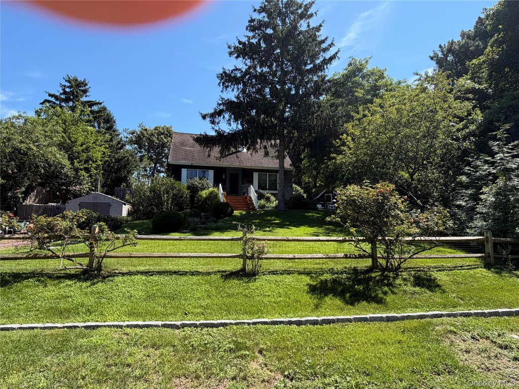 Photo of 19 Washington Avenue E, Hampton Bays, NY 11946 (MLS # 1034756)