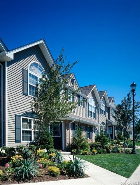 Apartment For Rent - 300 Overlook Drive #58<br/> Farmingville, NY 11738