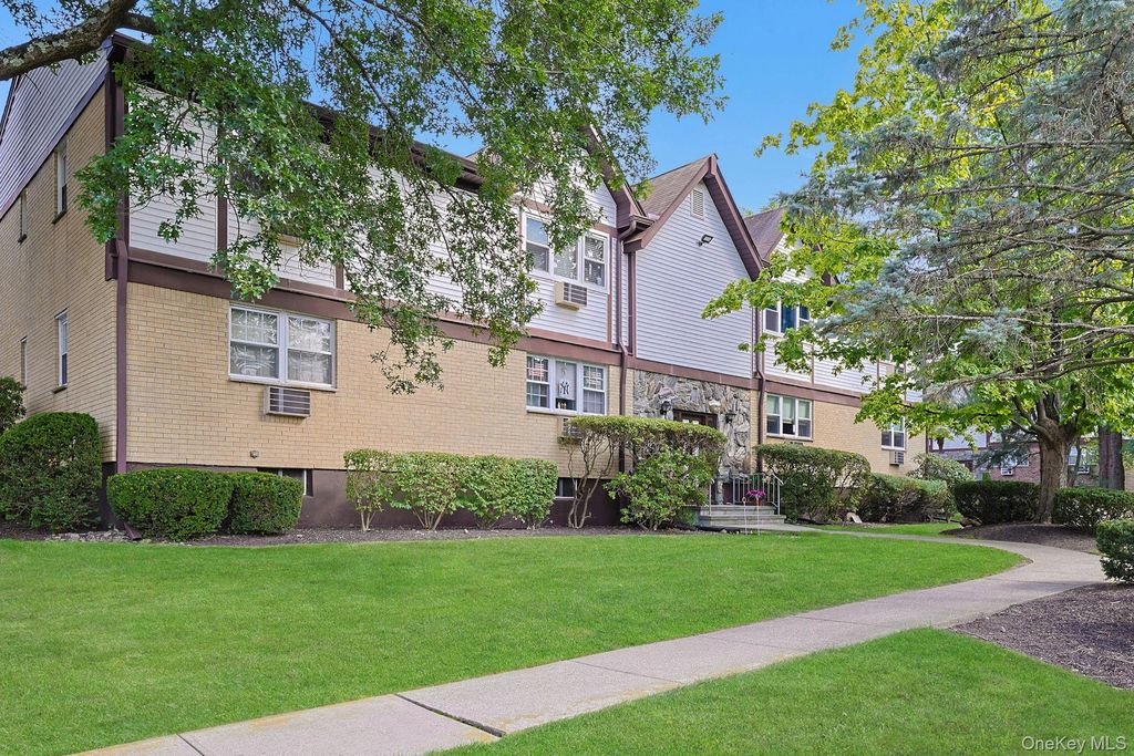 Photo of 9 Somerset Drive #11F, Suffern, NY 10901 (MLS # 939572)