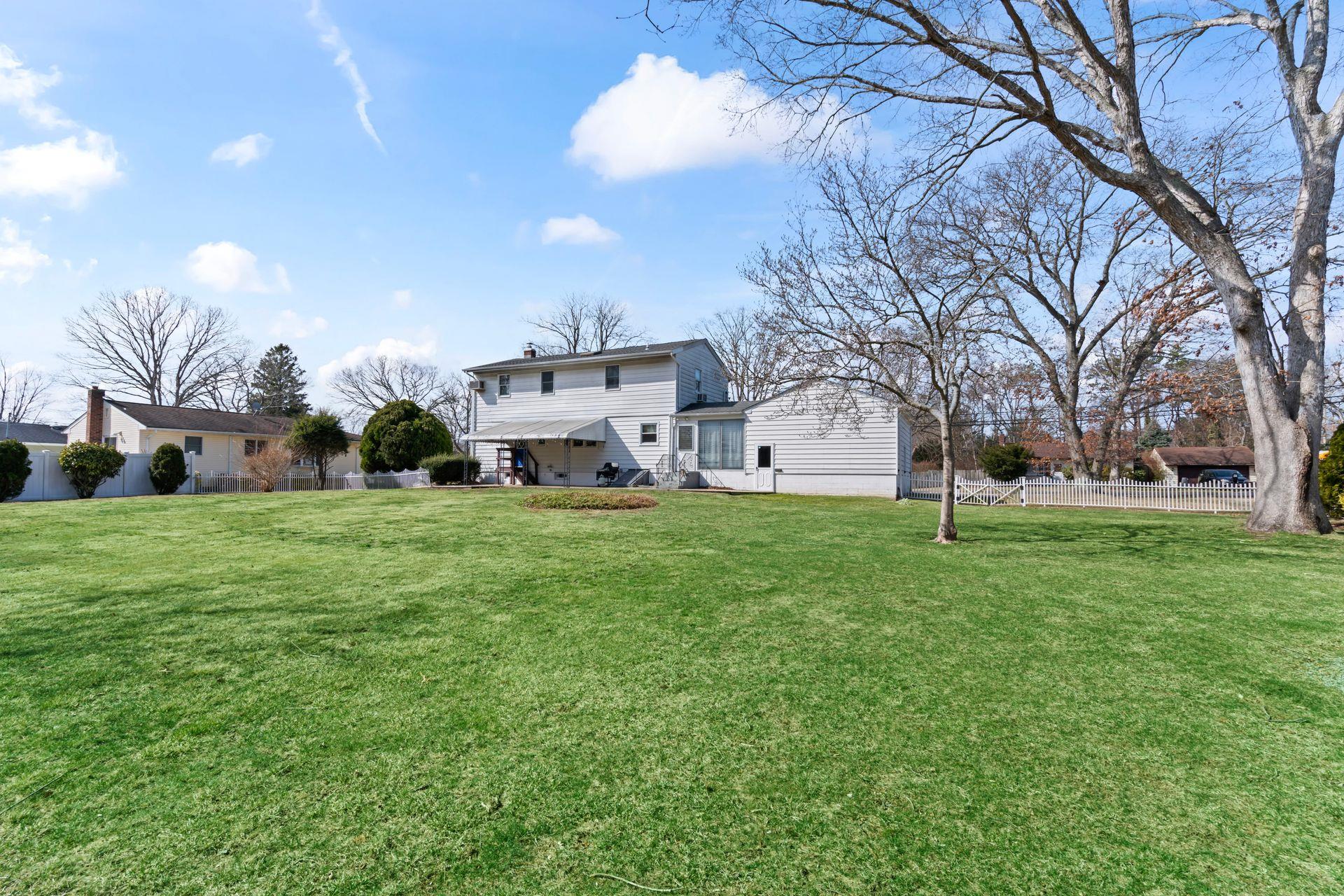 143 San Juan Drive, Hauppauge, Florida image 28