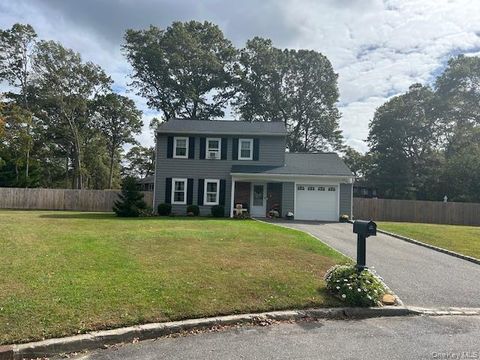 Photo of 4 Green Terrace, Ridge, NY 11961 (MLS # 923860)