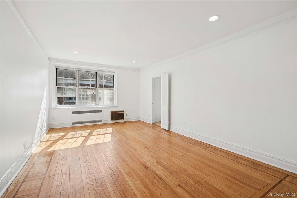 Photo of 1 Meadow Dr #3H-1, Woodmere, NY 11598 (MLS # 1000338)