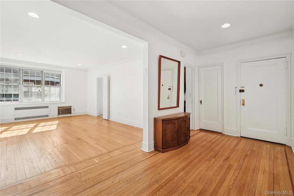 Photo of 1 Meadow Dr #3H-1, Woodmere, NY 11598 (MLS # 1000338)
