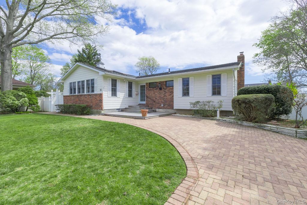 Photo of 10 Fortune Court, Commack, NY 11725 (MLS # 988502)