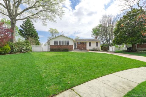 Photo of 10 Fortune Court, Commack, NY 11725 (MLS # 988502)