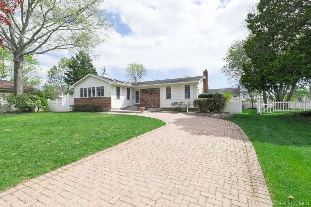 Photo of 10 Fortune Court, Commack, NY 11725 (MLS # 988502)