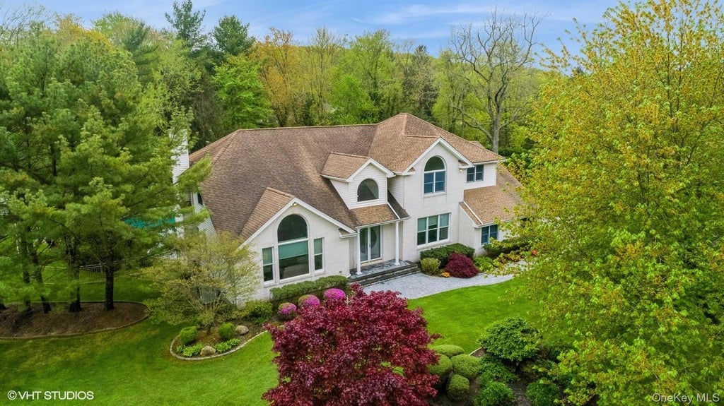 Photo of 2 Sunflower Ct Ct, Dix Hills, NY 11746 (MLS # 1060826)