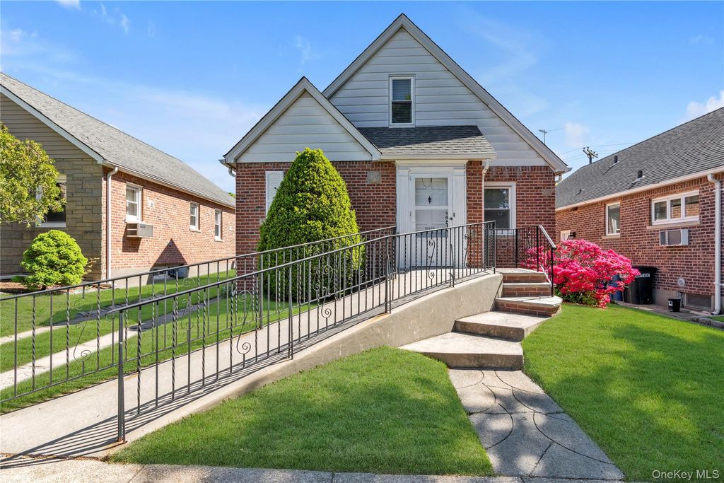 Photo of 172-15 Effington Avenue, Flushing, NY 11358 (MLS # 1000819)