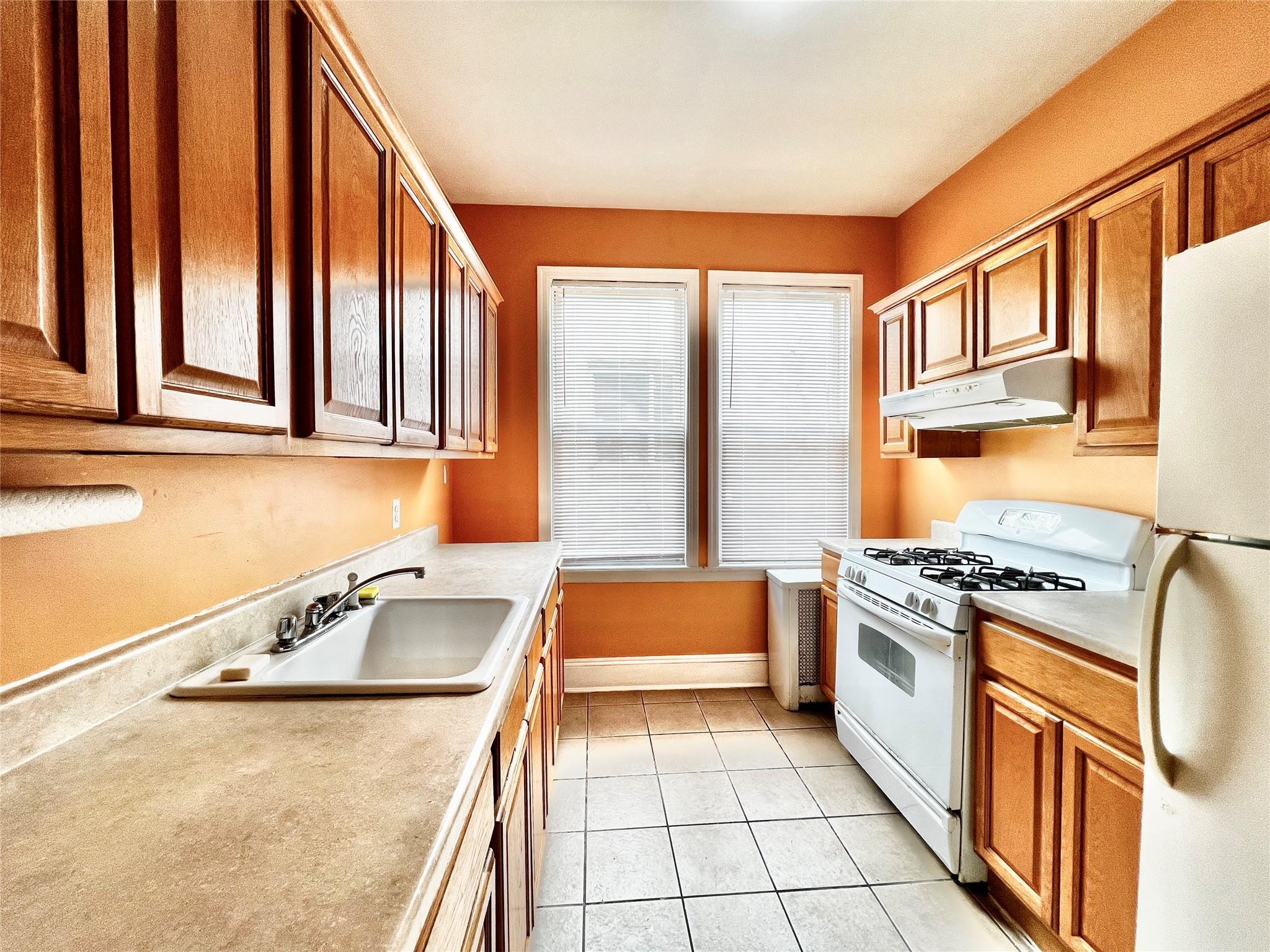 49th Avenue, Woodside, Queens, NY - 3 Bedrooms  
1 Bathrooms  
5 Rooms - 