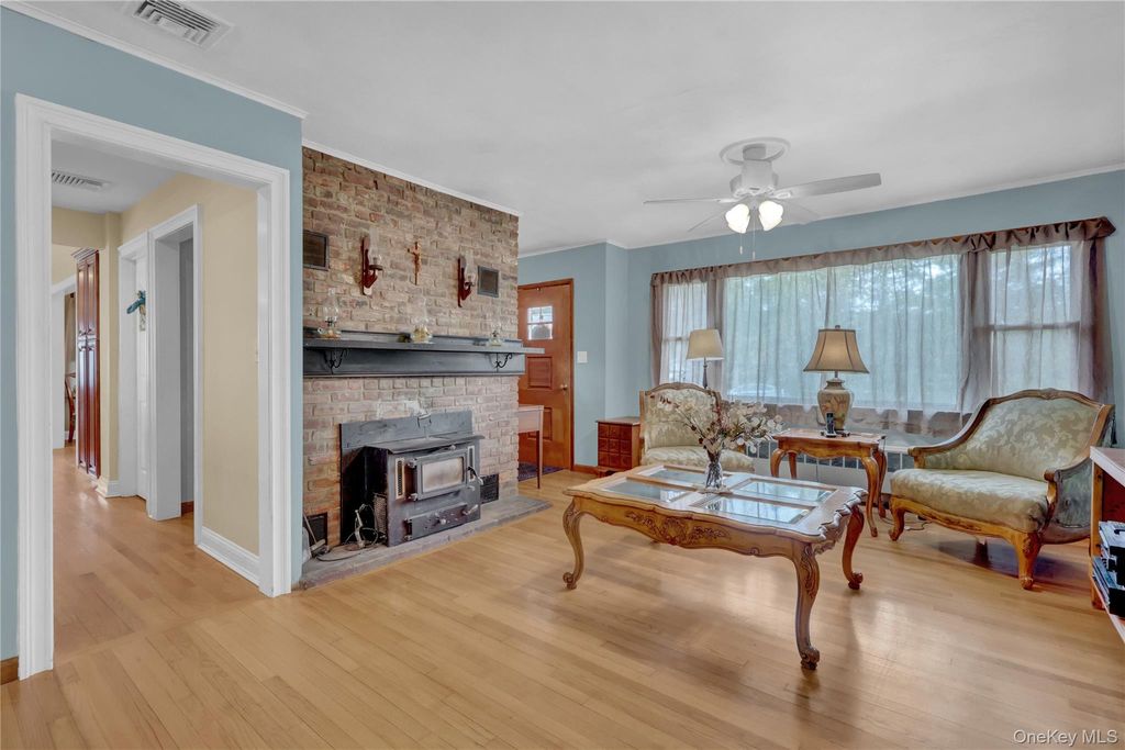 Photo of 60 South Avenue, Smithtown, NY 11787 (MLS # 923045)