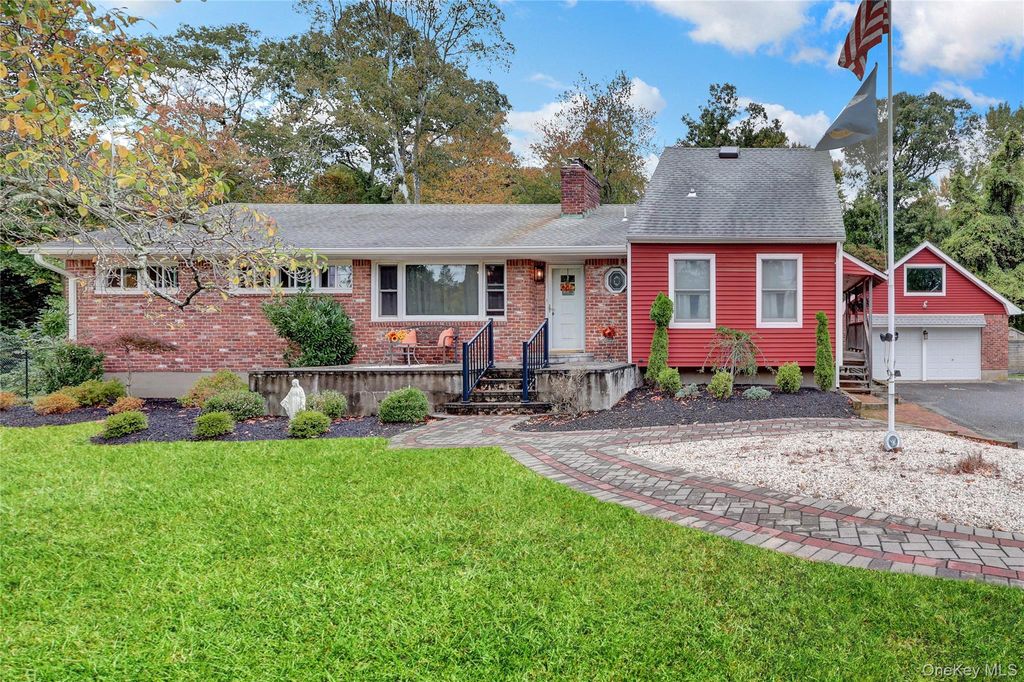 Photo of 60 South Avenue, Smithtown, NY 11787 (MLS # 923045)