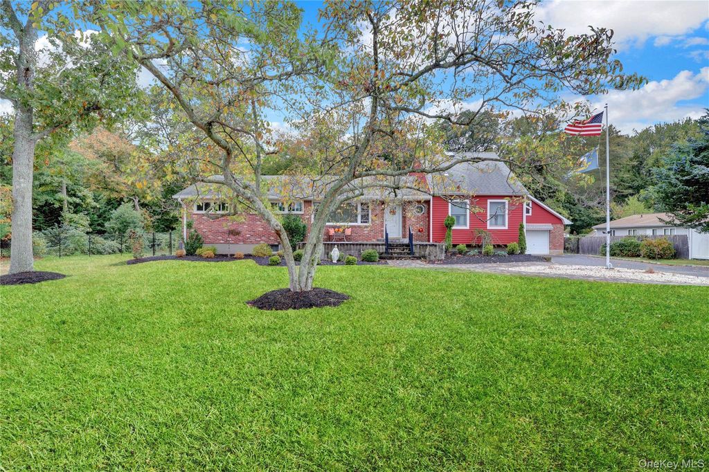 Photo of 60 South Avenue, Smithtown, NY 11787 (MLS # 923045)
