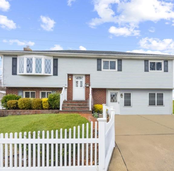 107 Greenway Drive, Farmingdale, New York image 1