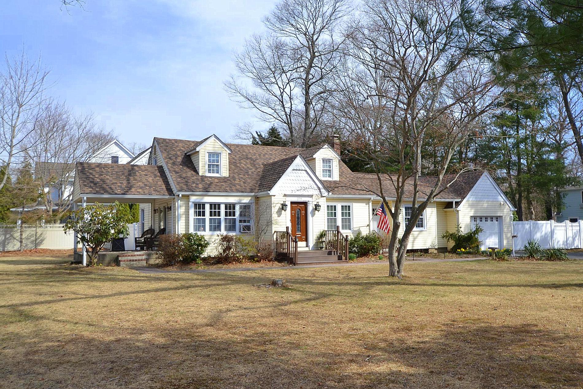 279 Woodlawn Avenue, Saint James, New York image 1