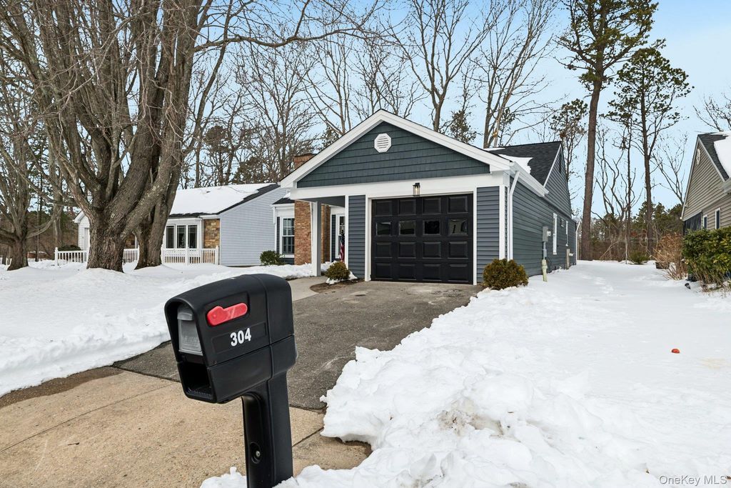 Photo of 304 Kingston Court, Ridge, NY 11961 (MLS # 959588)