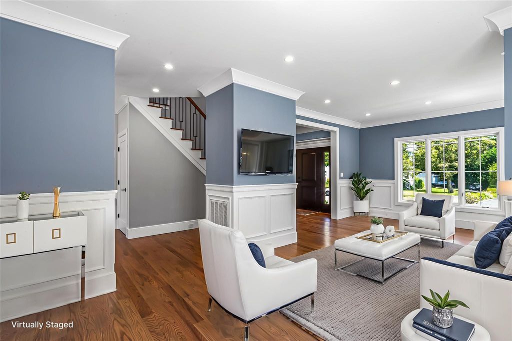 Photo of 22 N Maryland Avenue, Port Washington, NY 11050 (MLS # 889992)