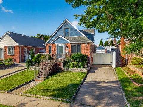 Photo of 17019 Pidgeon Meadow Road, Fresh Meadows, NY 11365 (MLS # 1029040)