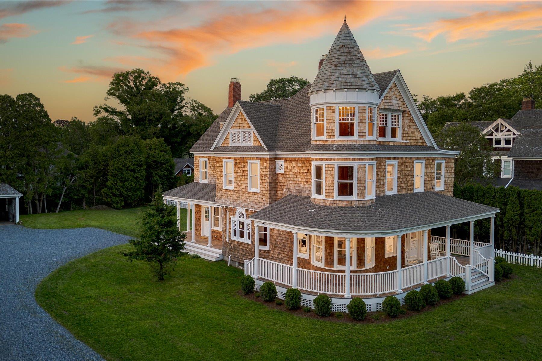Huntting Lane, East Hampton, Hamptons, NY - 7 Bedrooms  
4 Bathrooms - 