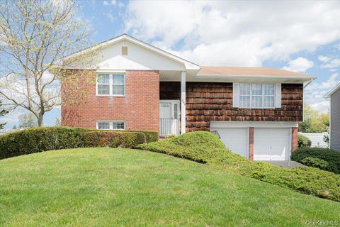 Homes For Sale - 305 Kimberly Place<br/> West Islip, NY 11795
