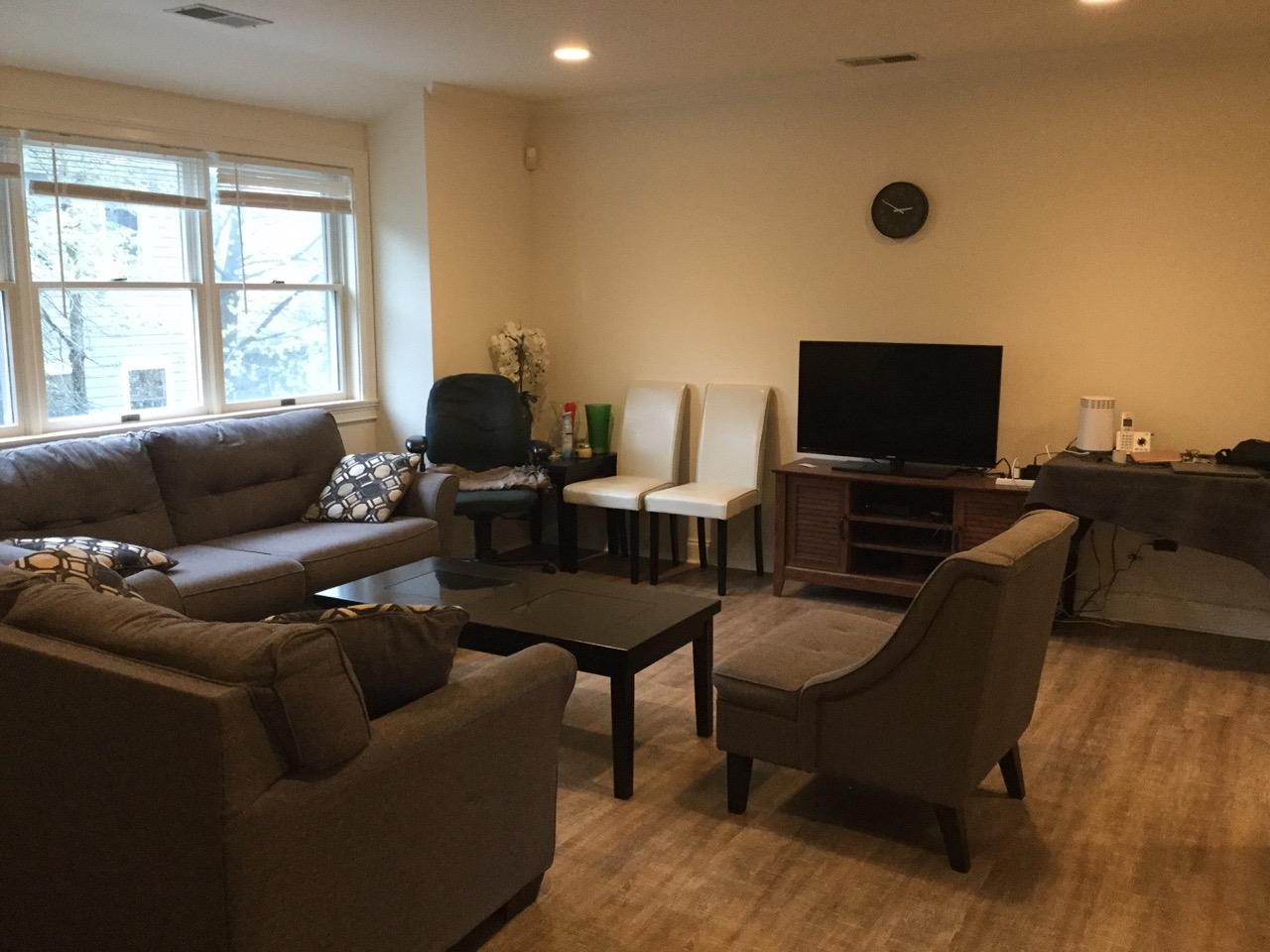 Westchester Avenue, Rye Brook, New York - 3 Bedrooms  
2 Bathrooms  
6 Rooms - 