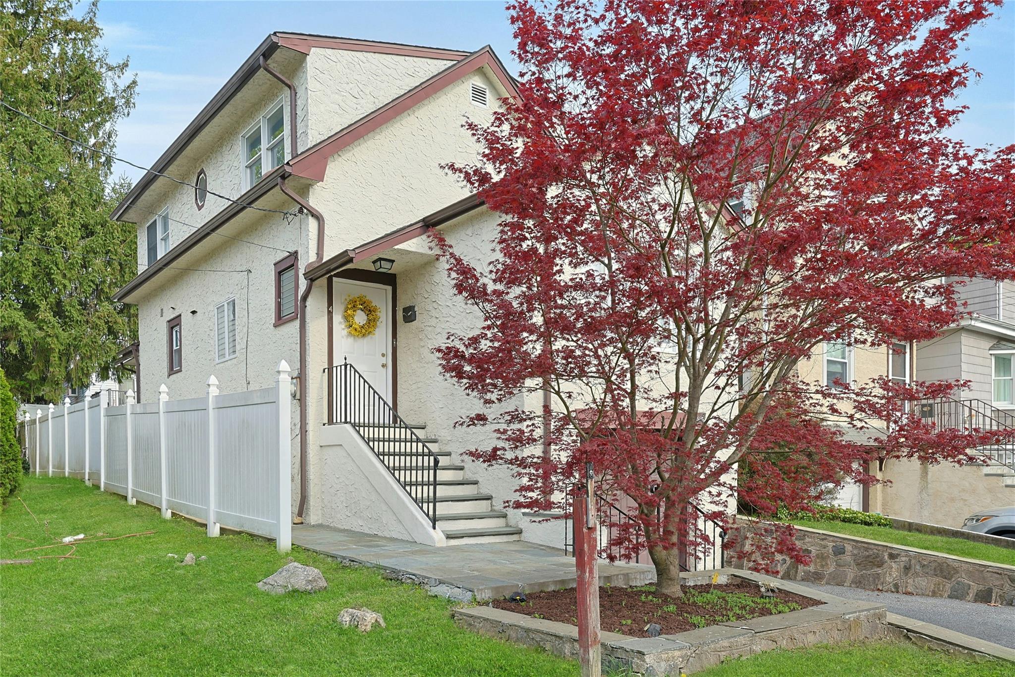 Rosedale Avenue, New Rochelle, New York - 2 Bedrooms  
2 Bathrooms  
6 Rooms - 