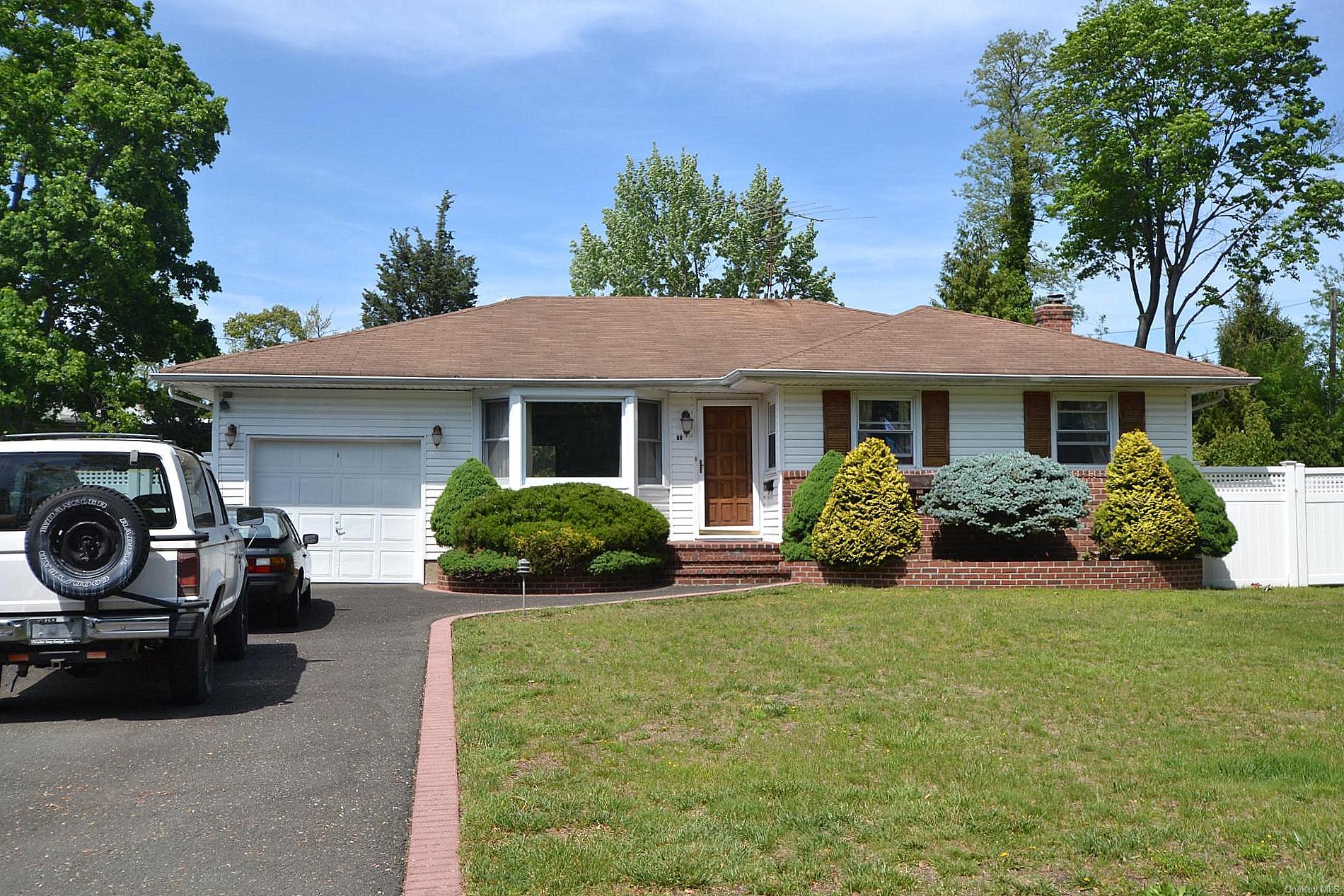 Tanglewood Drive, Smithtown, Hamptons, NY - 3 Bedrooms  
1 Bathrooms - 