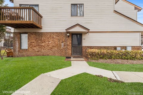Condo For Sale - 230 Aspen Court<br/> Wantagh, NY 11793