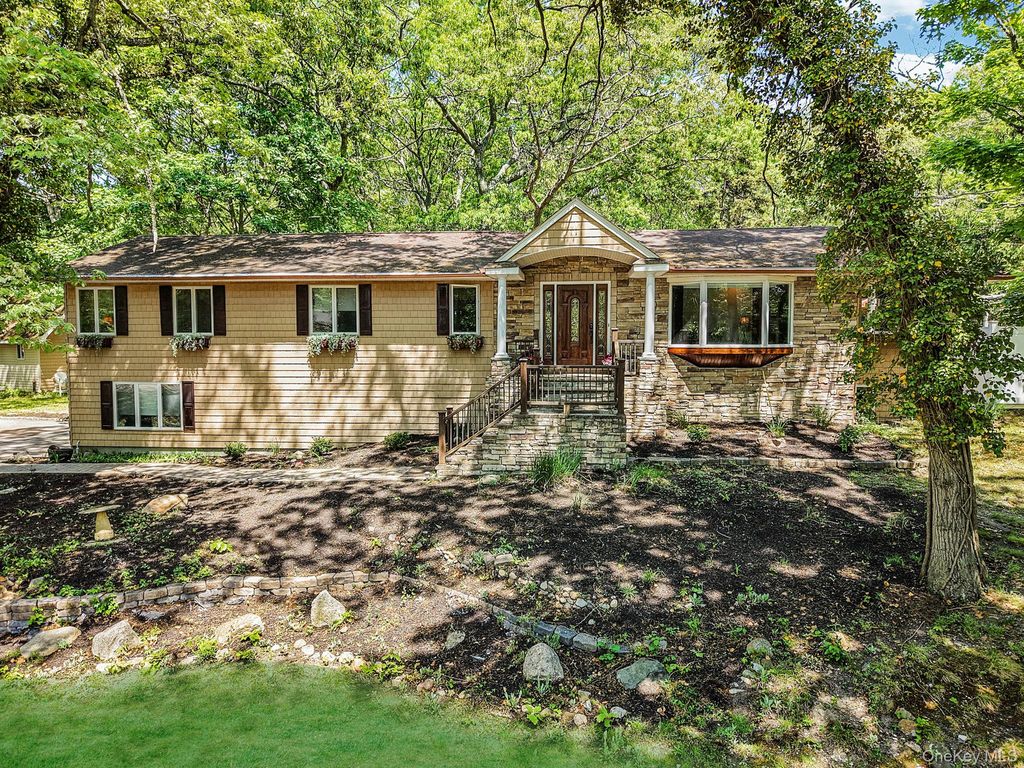 Photo of 5 Valerie Court, Yaphank, NY 11980 (MLS # 1002420)