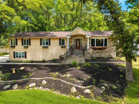 Homes For Sale - 5 Valerie Court<br/> Yaphank, NY 11980