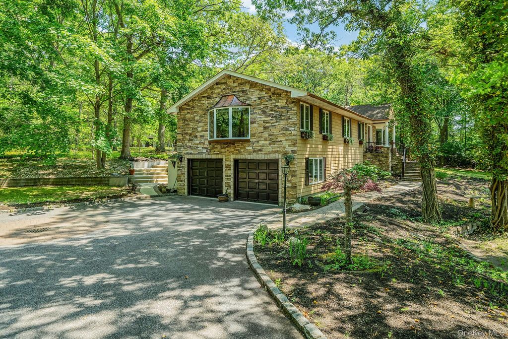 Photo of 5 Valerie Court, Yaphank, NY 11980 (MLS # 1002420)
