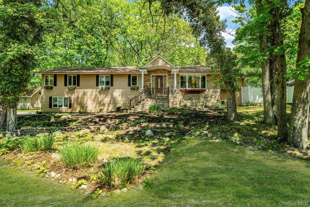Photo of 5 Valerie Court, Yaphank, NY 11980 (MLS # 1002420)
