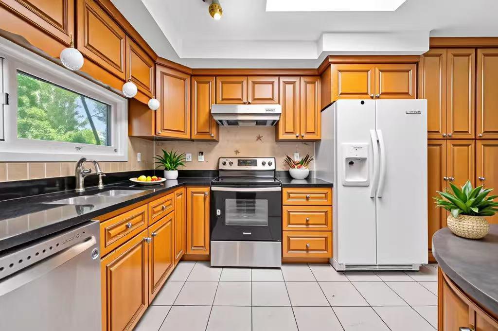 21 Teibrook Avenue, Syosset, New York image 3