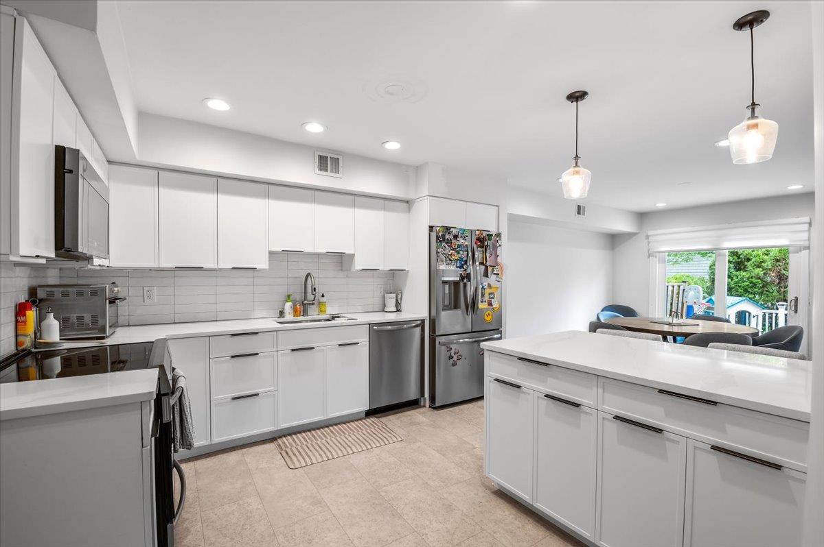 53 Estate Court, Woodbury, New York image 6