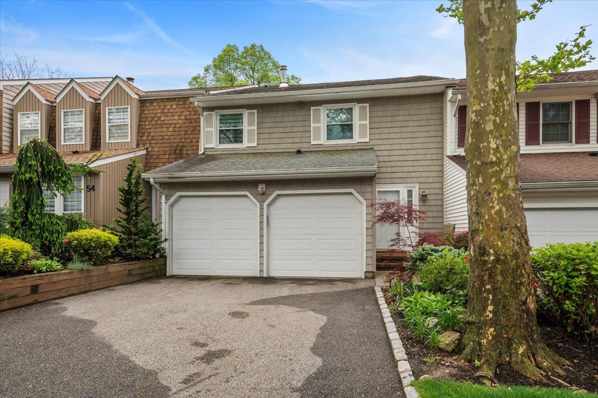 53 Estate Court, Woodbury, New York image 1