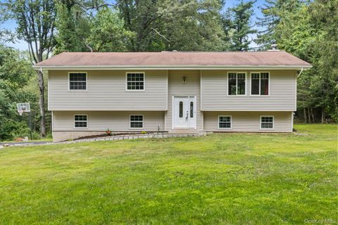Photo of 424 Cording Lane, Yorktown Heights, NY 10598 (MLS # 965813)