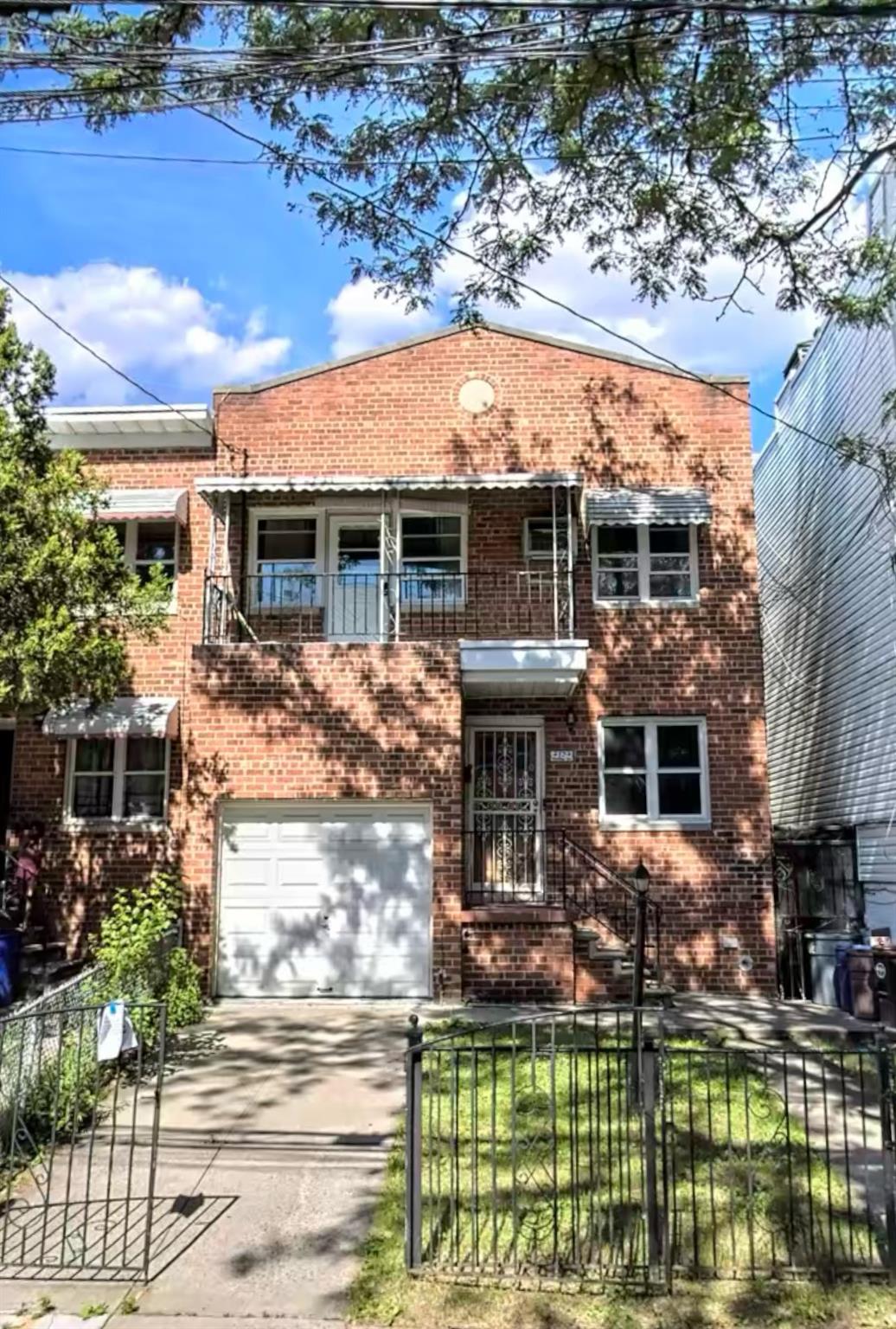 Wickham Avenue, Bronx, New York - 2 Bedrooms  
1 Bathrooms  
5 Rooms - 
