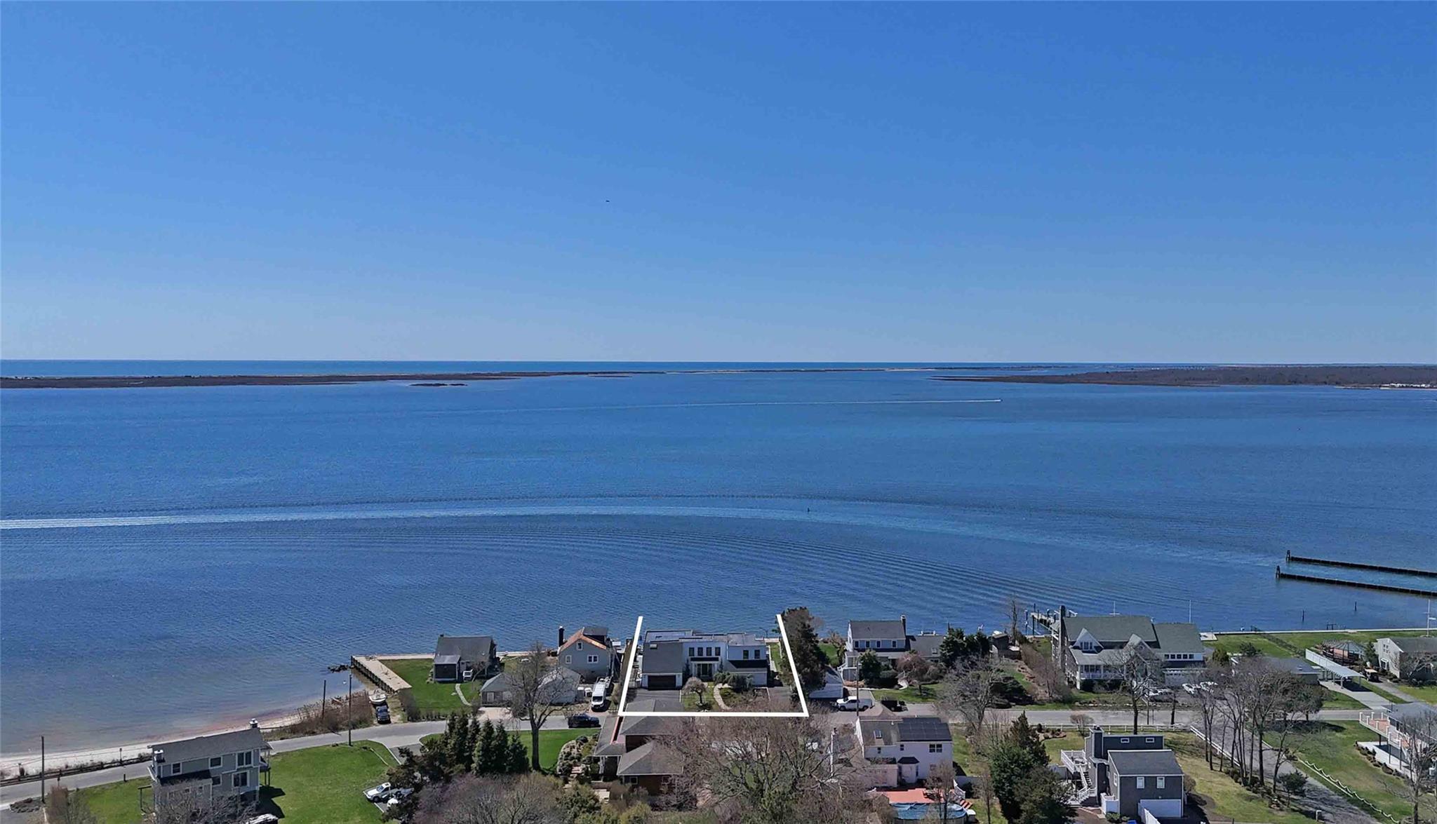 Laura Lee Drive, Center Moriches, Hamptons, NY - 6 Bedrooms  
5 Bathrooms - 
