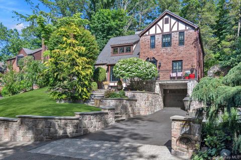 Homes For Sale - 17 Sinclair Martin Drive<br/> Roslyn, NY 11576