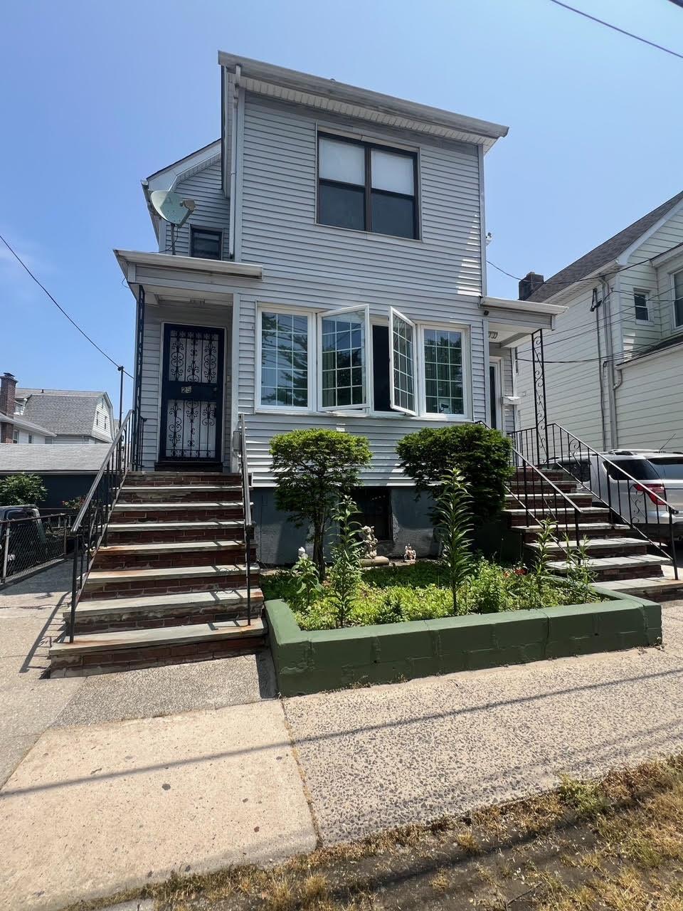 Clark Street 2, Yonkers, New York - 4 Bedrooms  
2 Bathrooms  
9 Rooms - 