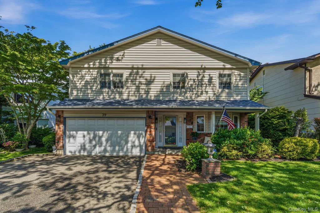 Photo of 39 Marlin Lane, Port Washington, NY 11050 (MLS # 999931)